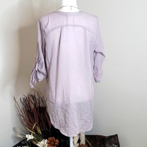 **SOLD** Lightweight V-Neck High Low Beach Shirt - Picture 4 of 4